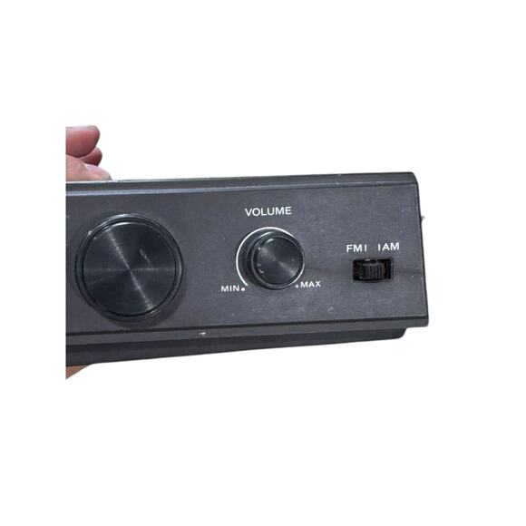 LLoyds FM/AM Electric Clock Radio - Picture 10 of 13